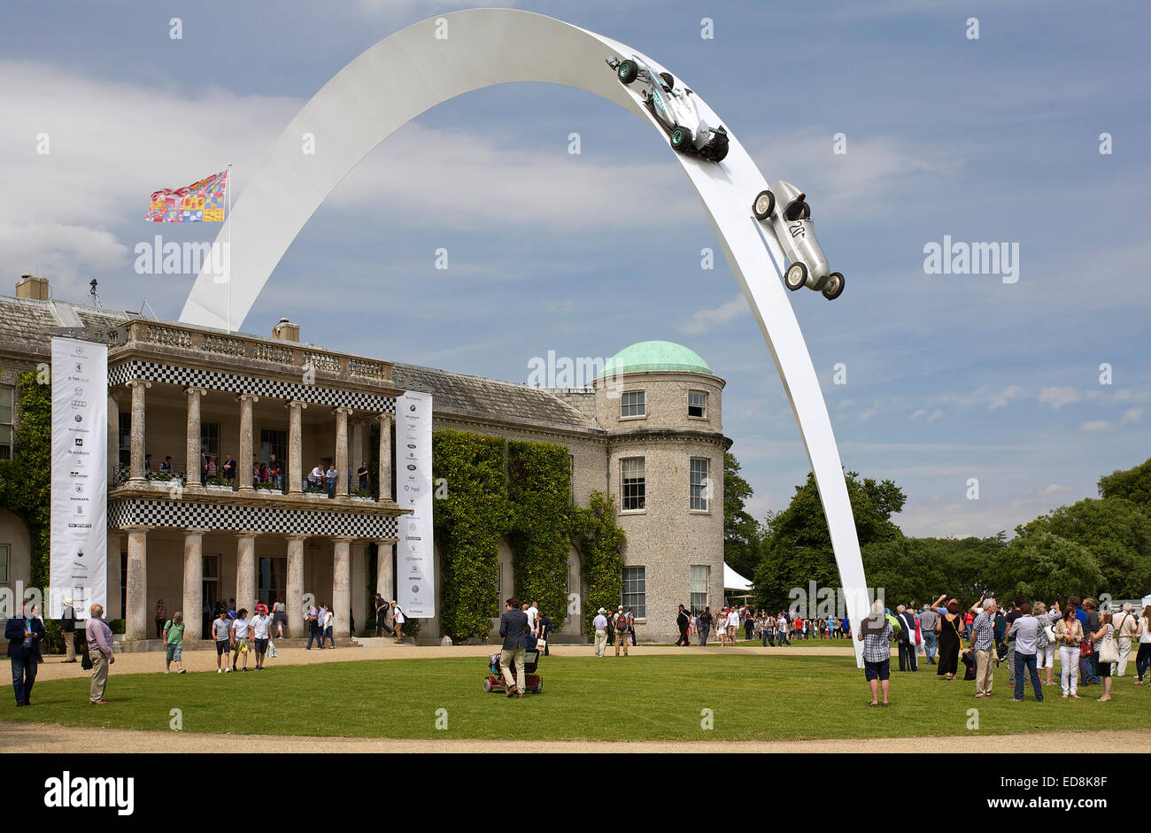 Mercedes F1 W04 2013 e Mercedes-Benz W25 1934, sulla scultura di Gerry Judah, che si arcate sopra Goodwood House Foto Stock