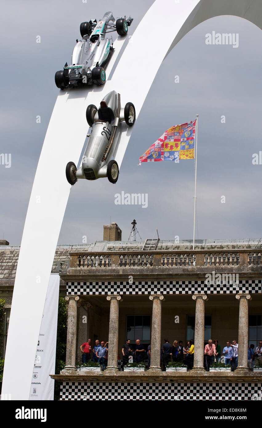 Mercedes F1 W04 2013 e Mercedes-Benz W25 1934, sulla scultura di Gerry Judah, che si arcate sopra Goodwood House Foto Stock