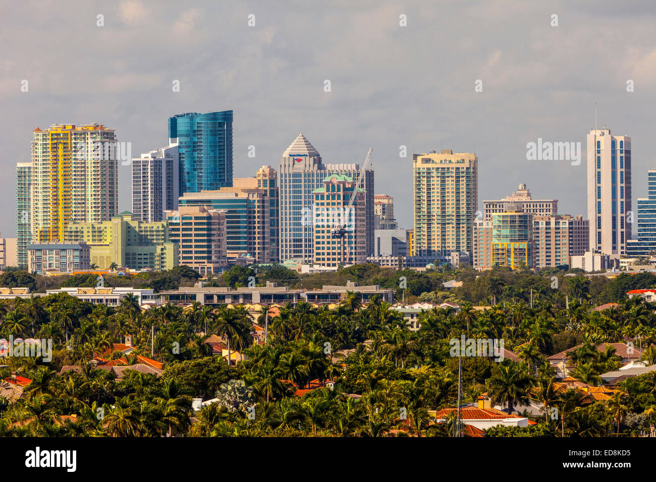 Ft. Lauderdale, Florida. Skyline da Atlantic Boulevard. Completamente satura. Foto Stock Ft. Lauderdale, Florida. Skyline da Atlantic Boulevard. Completamente satura. Foto Stock