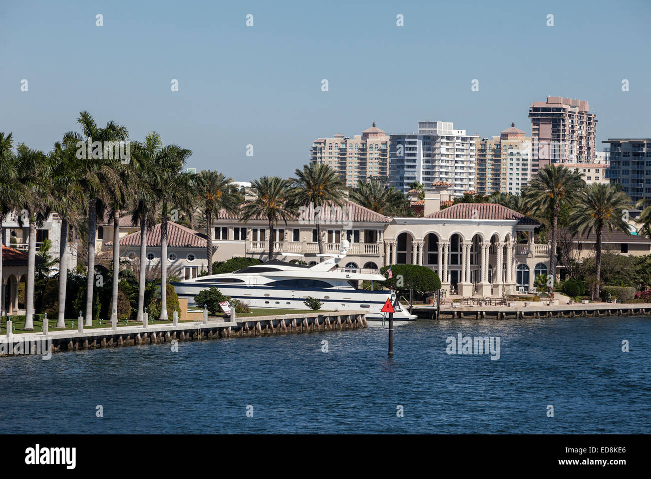 Ft. Lauderdale, Florida. Yacht legato al fianco di Mansion, per via navigabile interna. Foto Stock