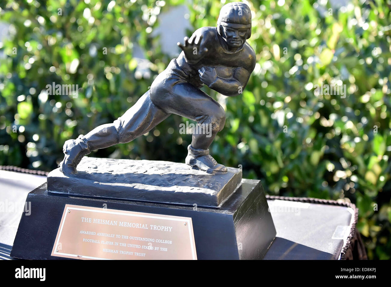 Pasadena, CA. 1a gen, 2015. Il Trofeo Heisman sul display prima che la 101st Rose Bowl, College Football Playoff semifinale partita tra la Florida State Seminoles e l'Oregon Ducks presso il Rose Bowl on gennaio 01, 2015 a Pasadena, in California.Louis Lopez/CSM/Alamy Live News Foto Stock