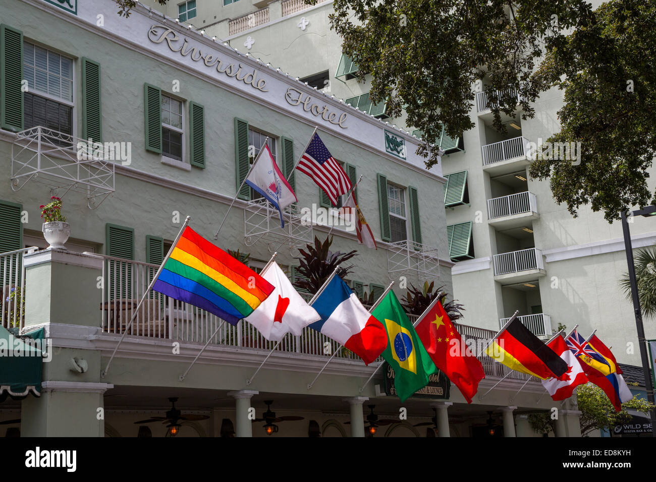 Ft. Lauderdale, Florida. Riverside Hotel e bandiere, compresi Gay Pride Flag. E. Las Olas Boulevard. Foto Stock