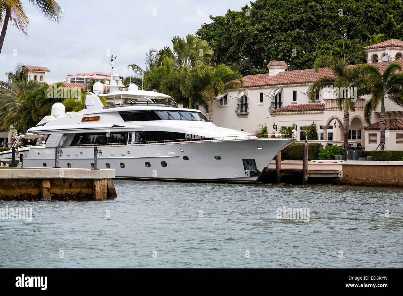 Ft. Lauderdale, Florida. Troppo grande per il garage. Yacht legato al fianco di Mansion su New River. Foto Stock