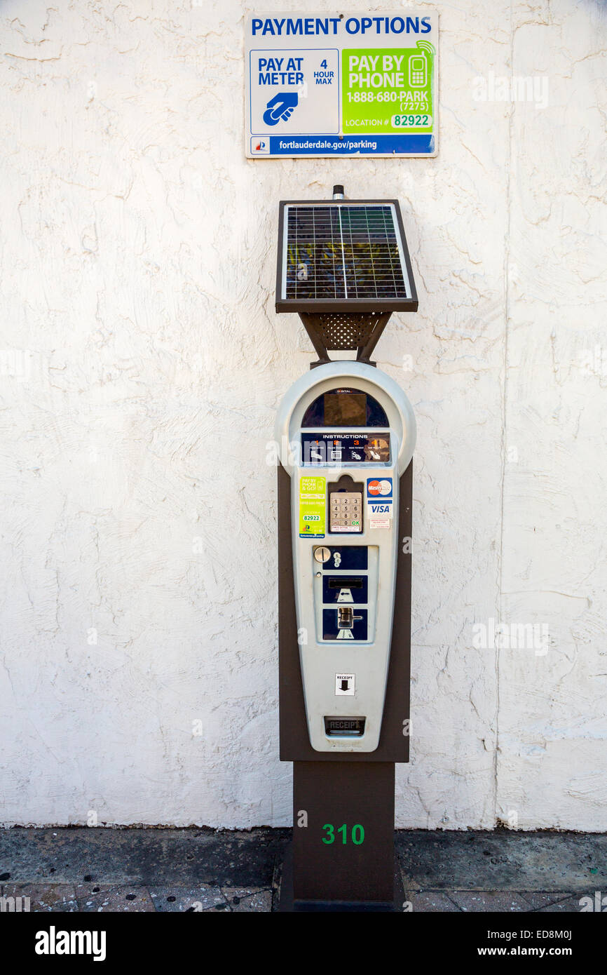 Ft. Lauderdale, Florida. Energia solare di Parchimetro in grado di accettare pagamenti con moneta, carta di credito o il telefono. Foto Stock