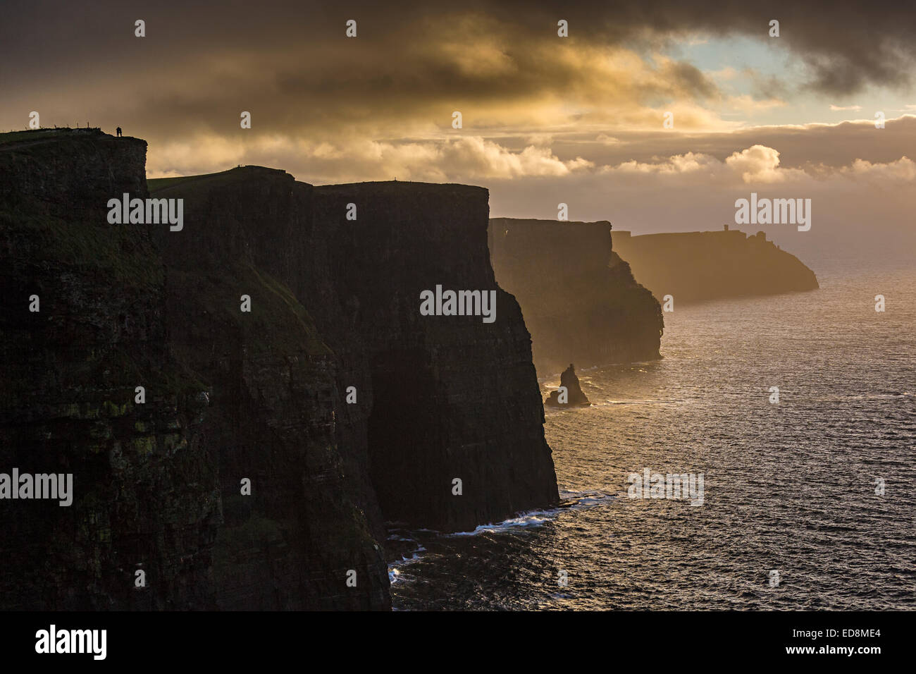 Due persone stagliano sulle scogliere di Moher, Co. Clare, costa ovest dell Irlanda Foto Stock