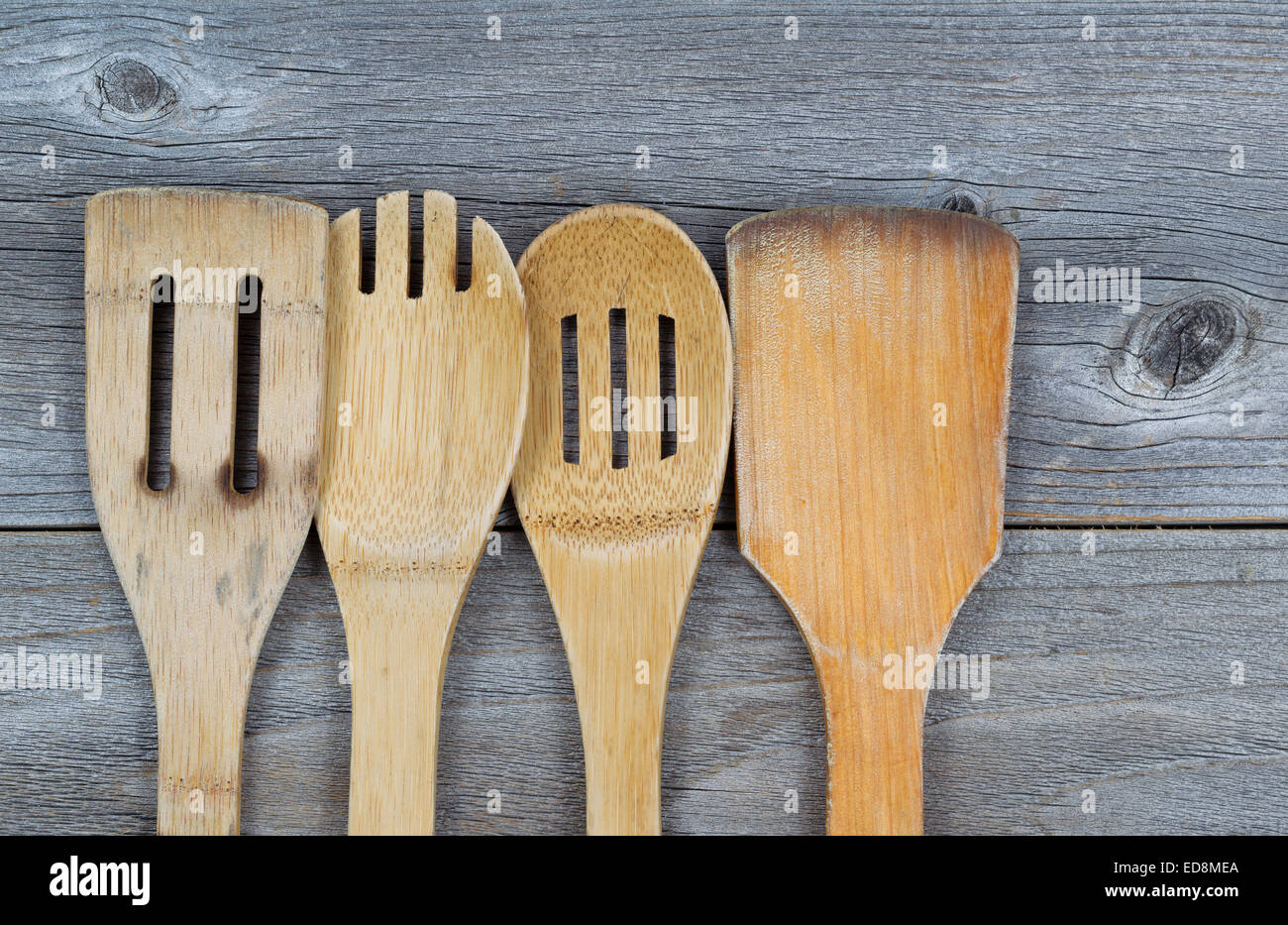 L'immagine orizzontale di legno vecchio utensili da cucina in legno rustico Foto Stock