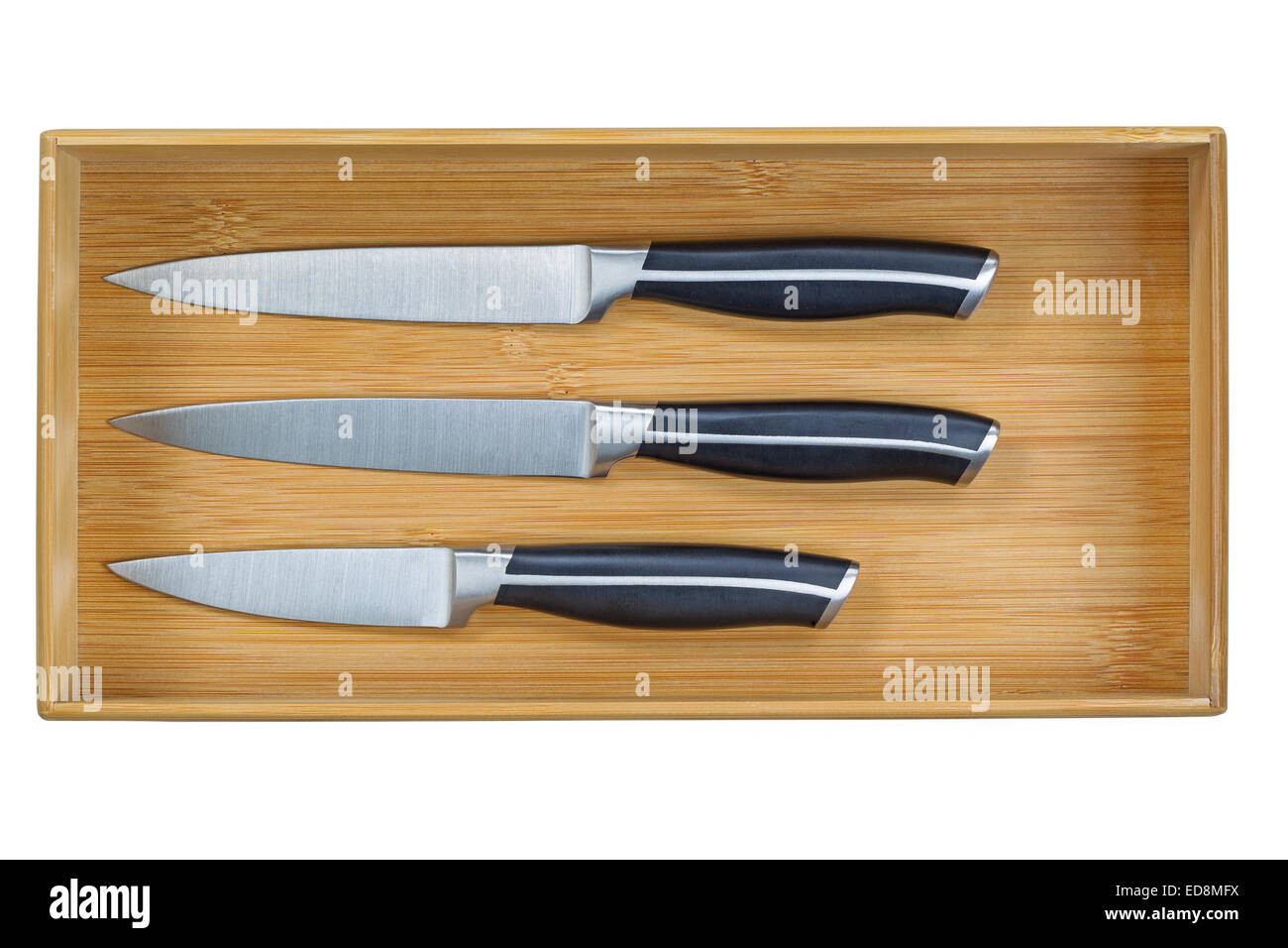Chiudere l'immagine orizzontale di una nuova cucina in legno cassetto con set di coltelli isolati su bianco Foto Stock