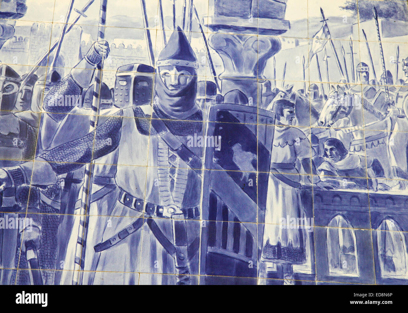 Pannello Azulejo in alla Stazione Ferroviaria di Sao Bento a Porto, Portogallo. Questo pannello mostra cavalieri medievali. Foto Stock