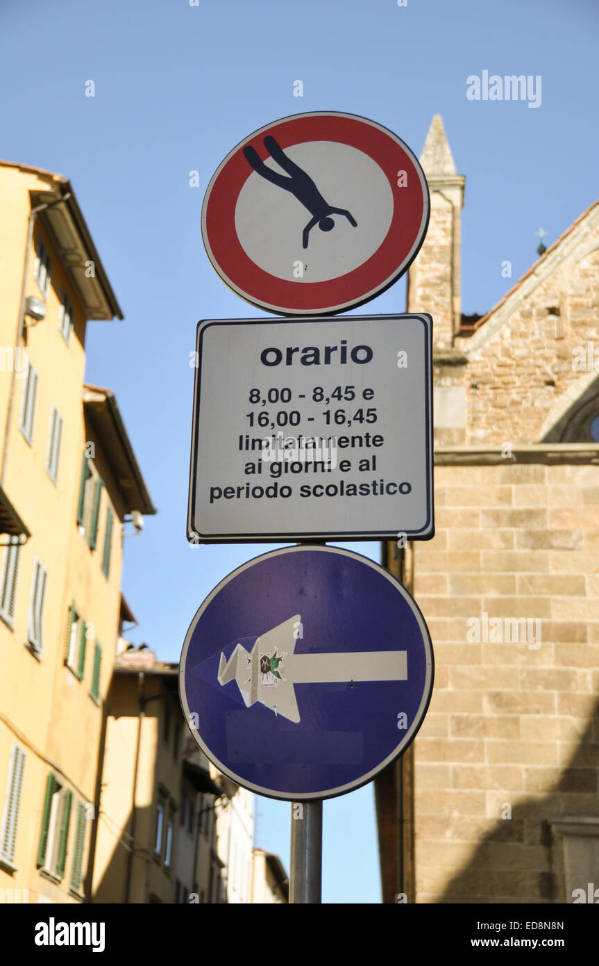 Indicazioni stradali in Firenze alterato dall artista francese Clet Abraham (aka CLET) Foto Stock