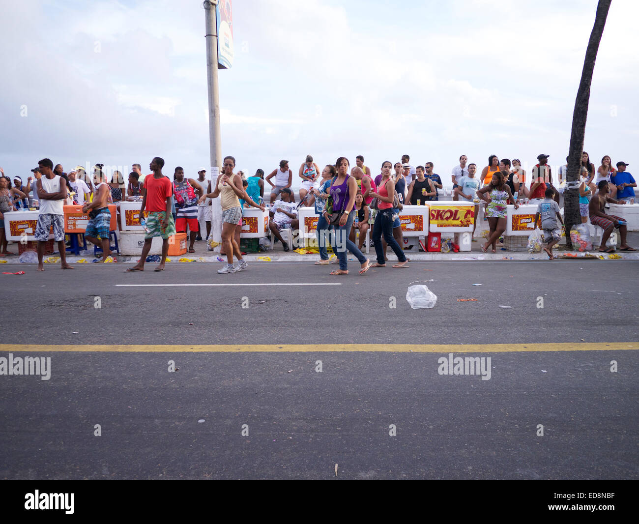 SALVADOR, Brasile - 9 febbraio 2014: gli spettatori e i fornitori attendere sul lato della strada per il prossimo trio electrico band. Foto Stock