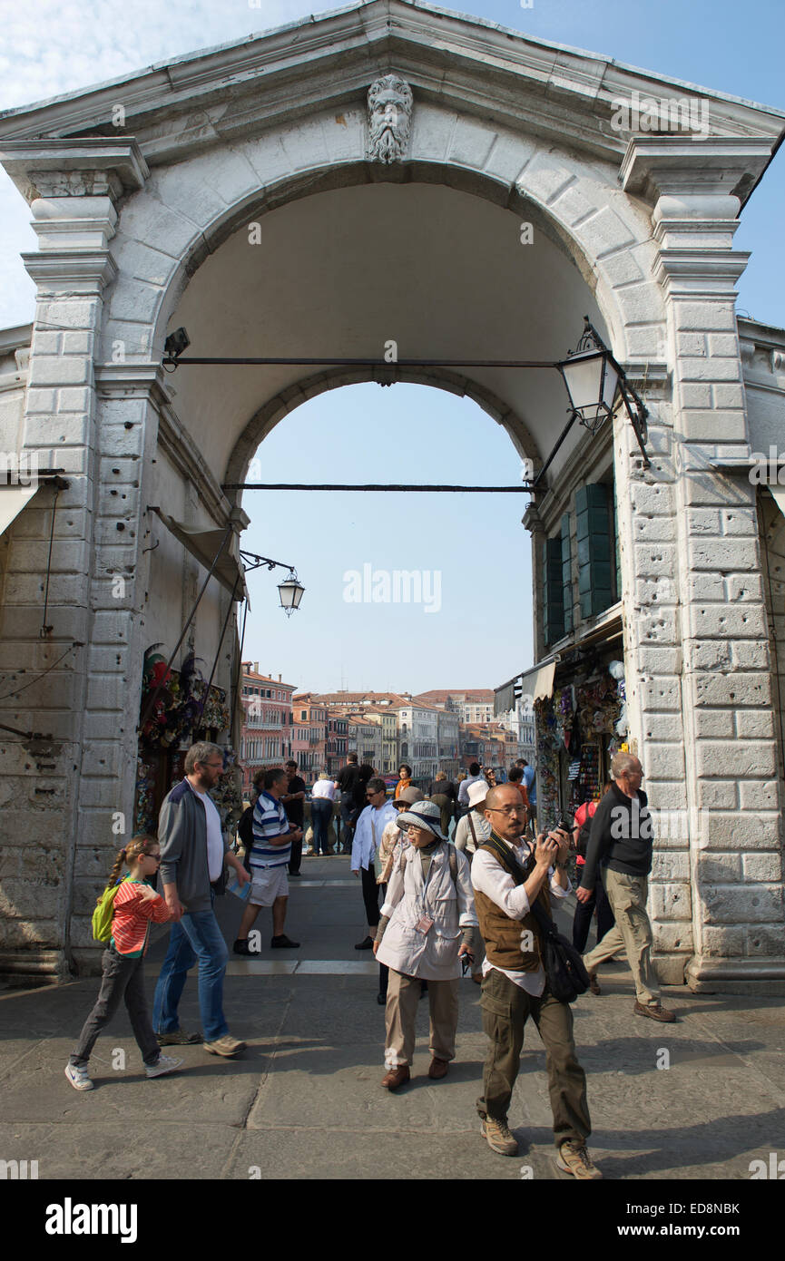 Venezia, Italia - 24 Aprile 2013: i visitatori passano di fronte all'architettonico distintivo arcata del ponte di Rialto. Foto Stock