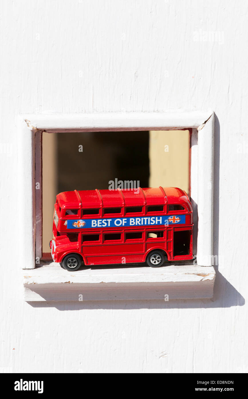 Un giocattolo rossa double-decker bus con il segno "Best of British' in vendita in una cornice bianca presso il Mercato di Portobello, Londra Foto Stock