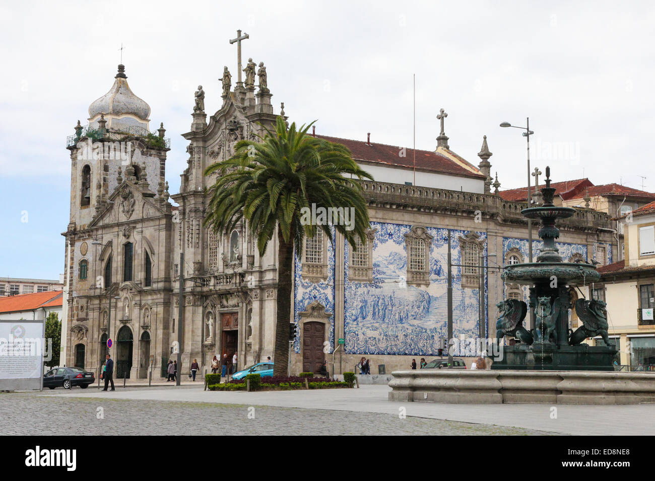 PORTO, Portogallo - 4 giugno 2014: chiesa dei Carmelitani e di Nostra Signora del Monte Carmelo nel centro di Porto, Portogallo. Foto Stock
