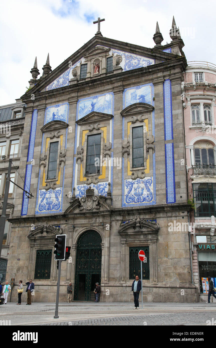 PORTO, Portogallo - 4 giugno 2014: la facciata della chiesa di Santo Antonio dos Congregados (XVIII secolo) a Porto, Portogallo. Foto Stock