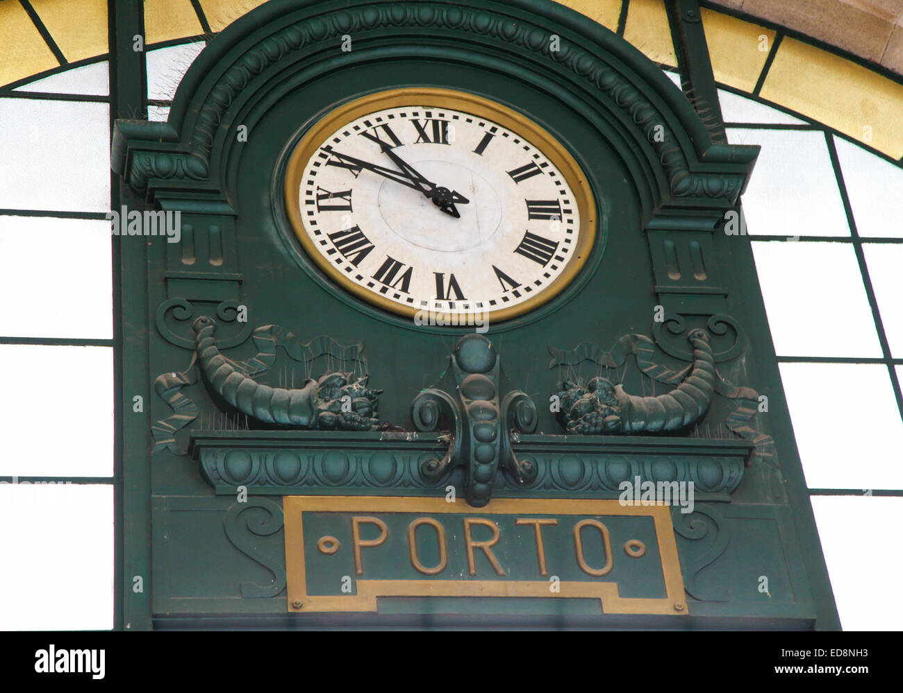 Vecchio orologio stazione nel famoso alla Stazione Ferroviaria di Sao Bento all'Almeida Garret Square a Porto, Portogallo. Foto Stock