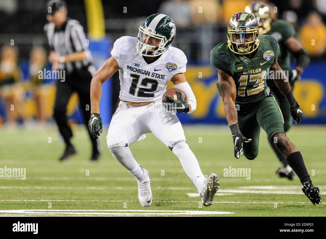 Arlington, Texas, Stati Uniti d'America. Il 1 di gennaio 2015. Michigan State Spartans ricevitore R.J. Shelton (12) guarda a fare una mossa dopo la cattura di un pass per un primo verso il basso mentre viene trascinato dal Baylor Terrell di sicurezza Burt (13) durante la 79Goodyear Cotton Bowl Classic presso AT&T stadio Giovedi, 1 gennaio, 2015, in Arlington, Texas. Credito: Cal Sport Media/Alamy Live News Foto Stock