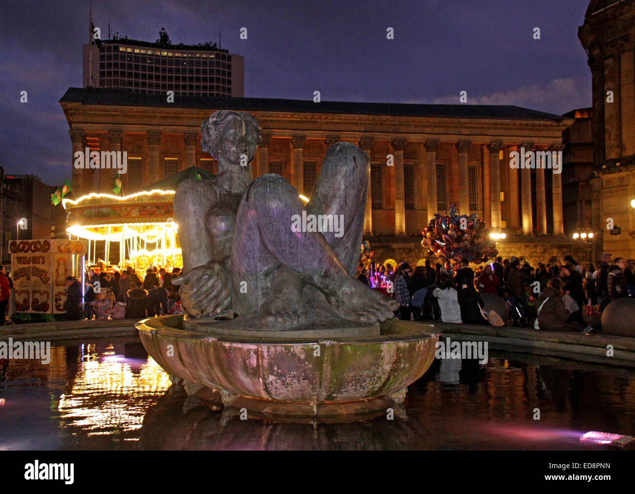 Victoria Square di Birmingham, il fiume al crepuscolo, West Midlands, Inghilterra, Regno Unito - l'alluvione nella Jacuzzi Foto Stock