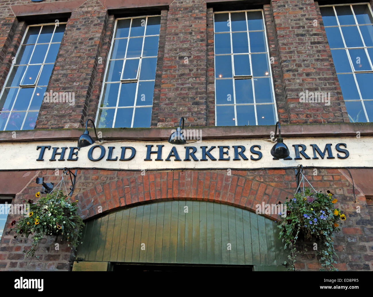 The Old Harkers Arms, sul lato del canale, Chester City, Inghilterra, Regno Unito, CH3 5AL Foto Stock