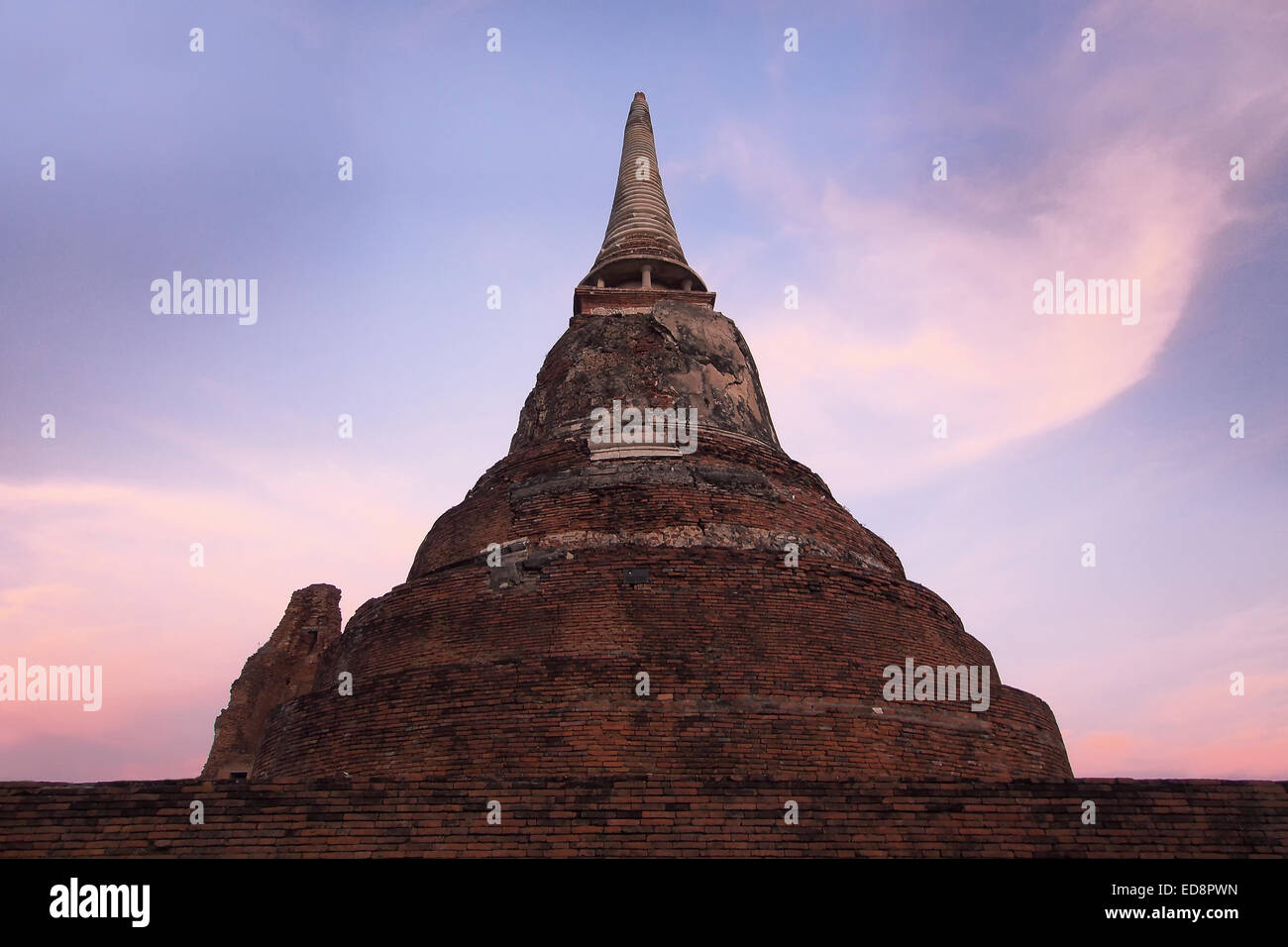 Vecchio rudere stupa in tempio thailandese con un bellissimo sfondo cielo Foto Stock