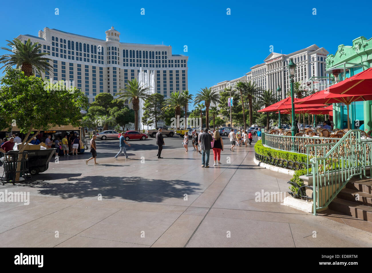 Esterni di Bellagio (sinistra) e Caesars Palace (a destra) all'altro lato di Las Vegas Boulevard. Foto Stock