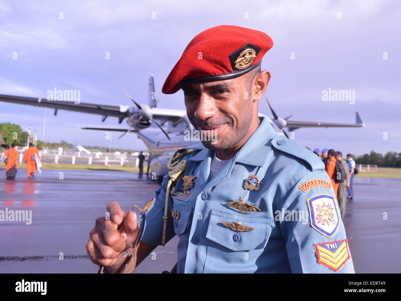 Marina Indonesiana Forza speciale a piedi passano davanti della cassa Navy durante la preparazione di evacuazione Air Asia QZ 8501 durante l'evacuazione a Iskandar Air Base in Pangkalan Bun, Kalimantan centrale. 1a gen, 2015. 02 gennaio 2015 © Jeff Aries/ZUMA filo/Alamy Live News Foto Stock