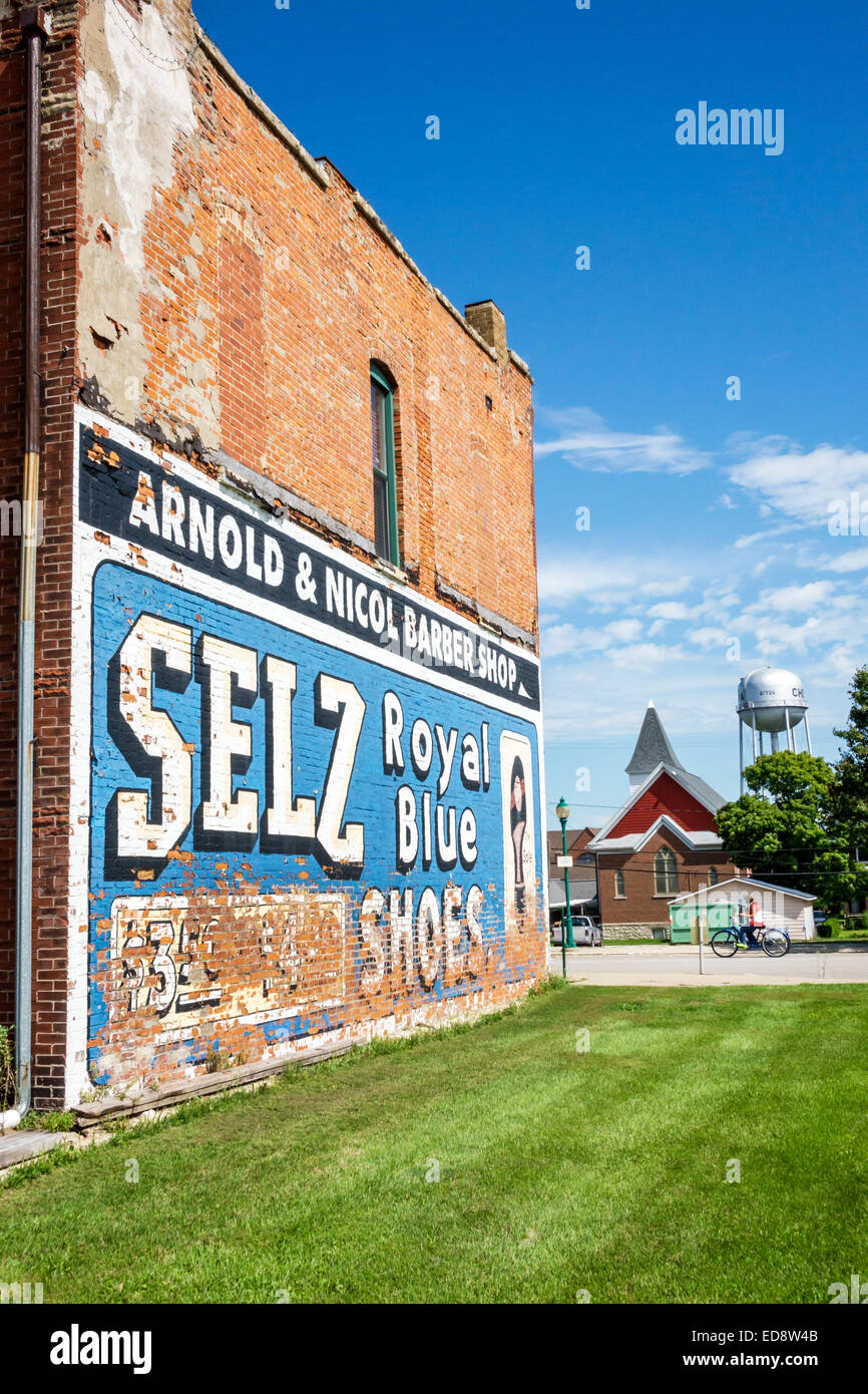 Illinois Chenoa, strada storica Route 66, US 66, autostrada, Selz Royal Blue Shoes Mural, pubblicità all'aperto, edificio, esterno, mattoni rossi, torre d'acqua, IL1 Foto Stock