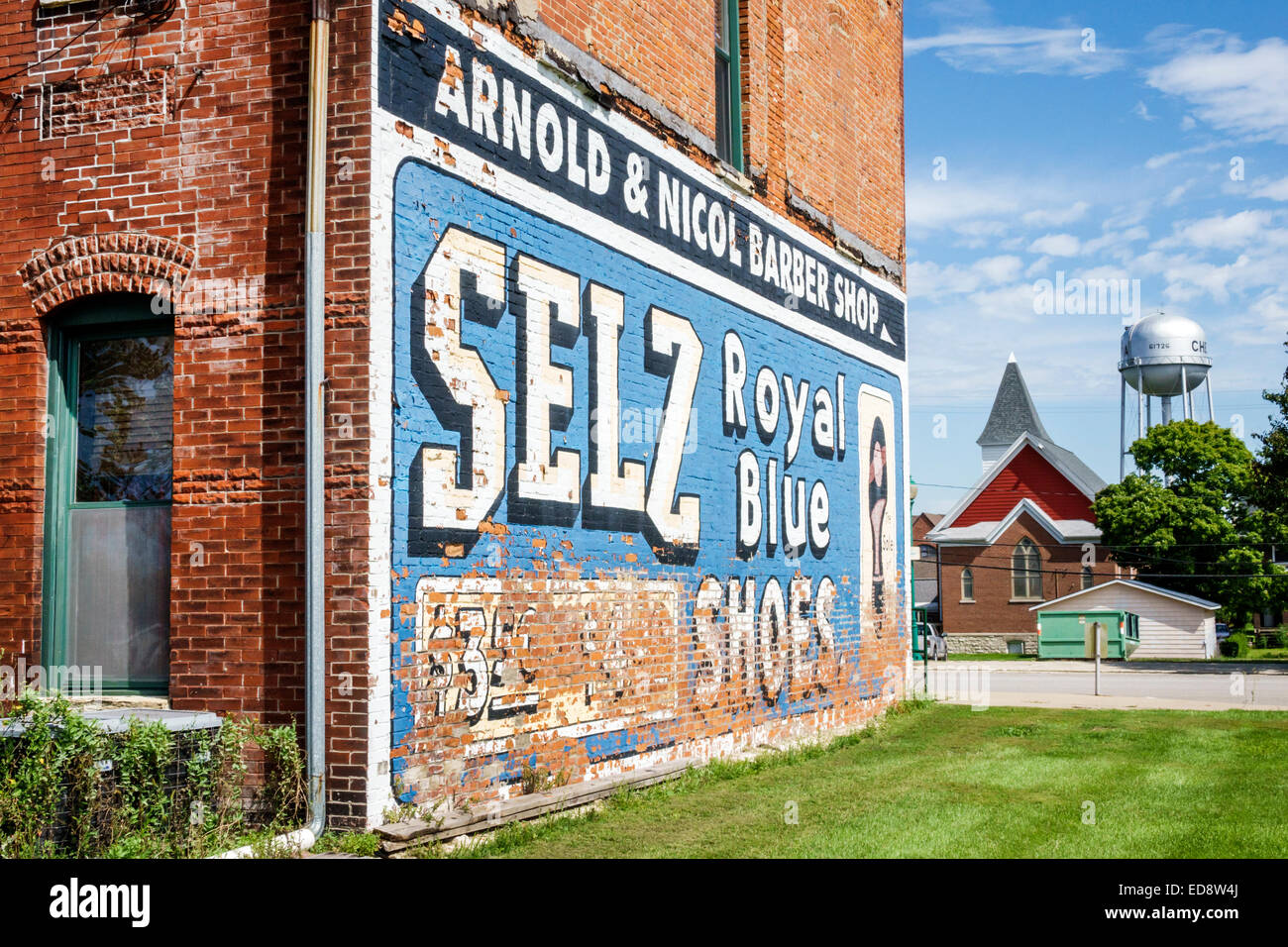 Illinois Chenoa, strada storica Route 66, US 66, autostrada, Selz Royal Blue Shoes Mural, pubblicità all'aperto, edificio, esterno, mattoni rossi, torre d'acqua, IL1 Foto Stock