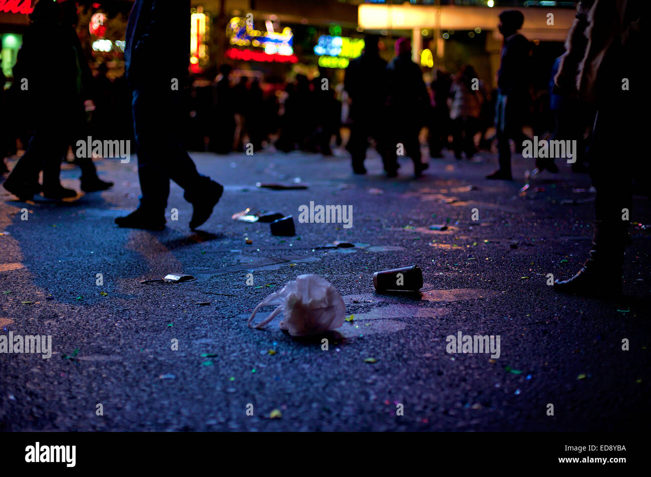 Immondizia disseminata attraverso il terreno per i postumi della Vigilia di Capodanno. Las Vegas, Nevada. Foto Stock