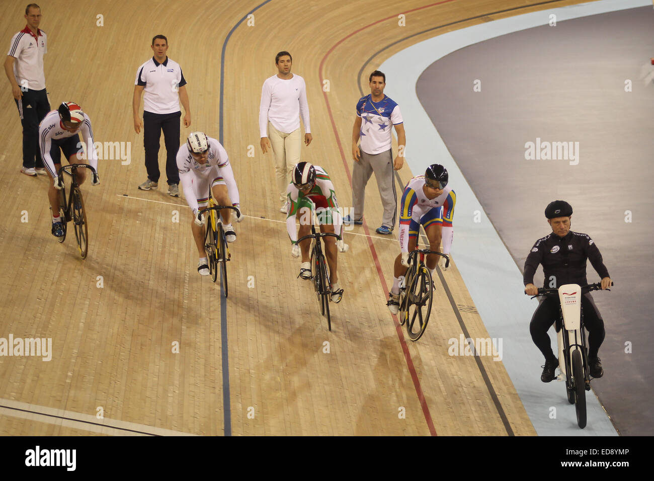 Il Derny ottiene il Keirin Repechage sotto modo durante il giorno due del ciclismo su pista di Coppa del Mondo a Lee Valley Velopark a Stratford, Londra. Dicembre 6th, 2014. Robbie Stephenson / immagini con teleobiettivo Foto Stock