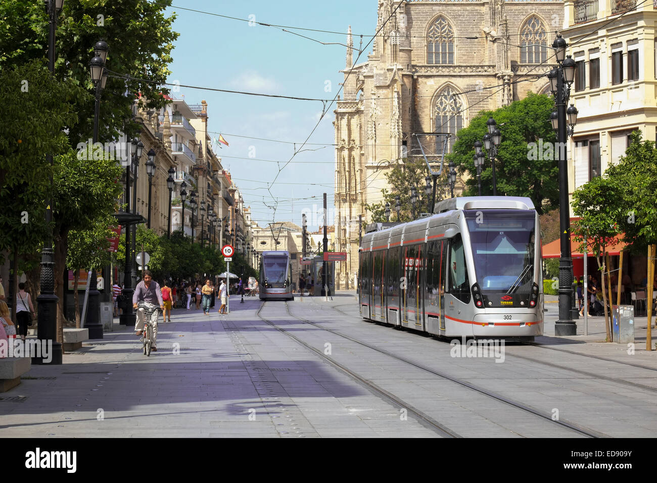 Siviglia Spagna: La Metropolitana corre lungo la strada principale di Siviglia Foto Stock