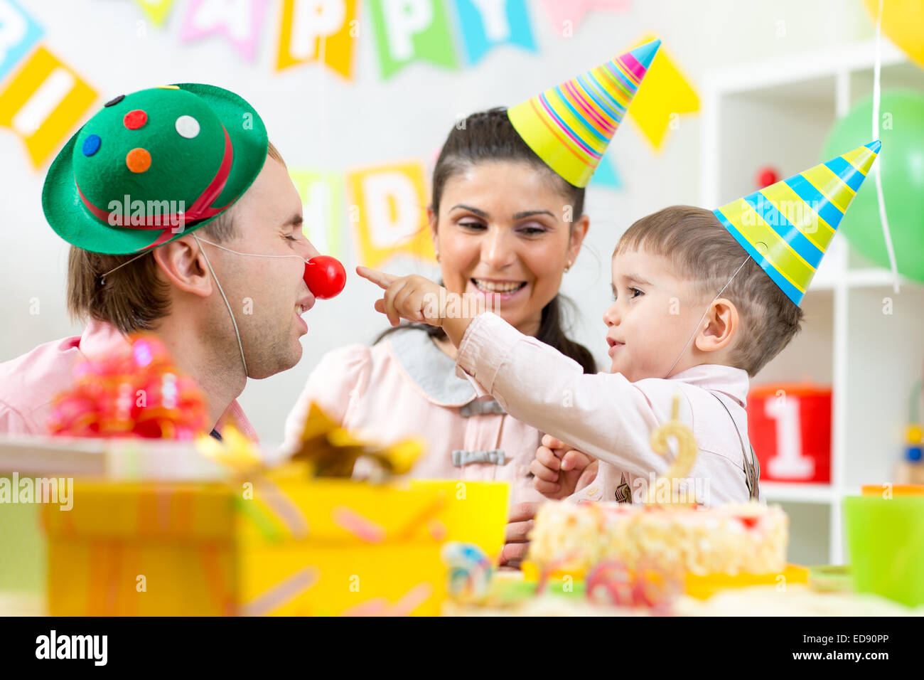 I genitori hanno divertimento festeggia il compleanno di suo figlio Foto Stock