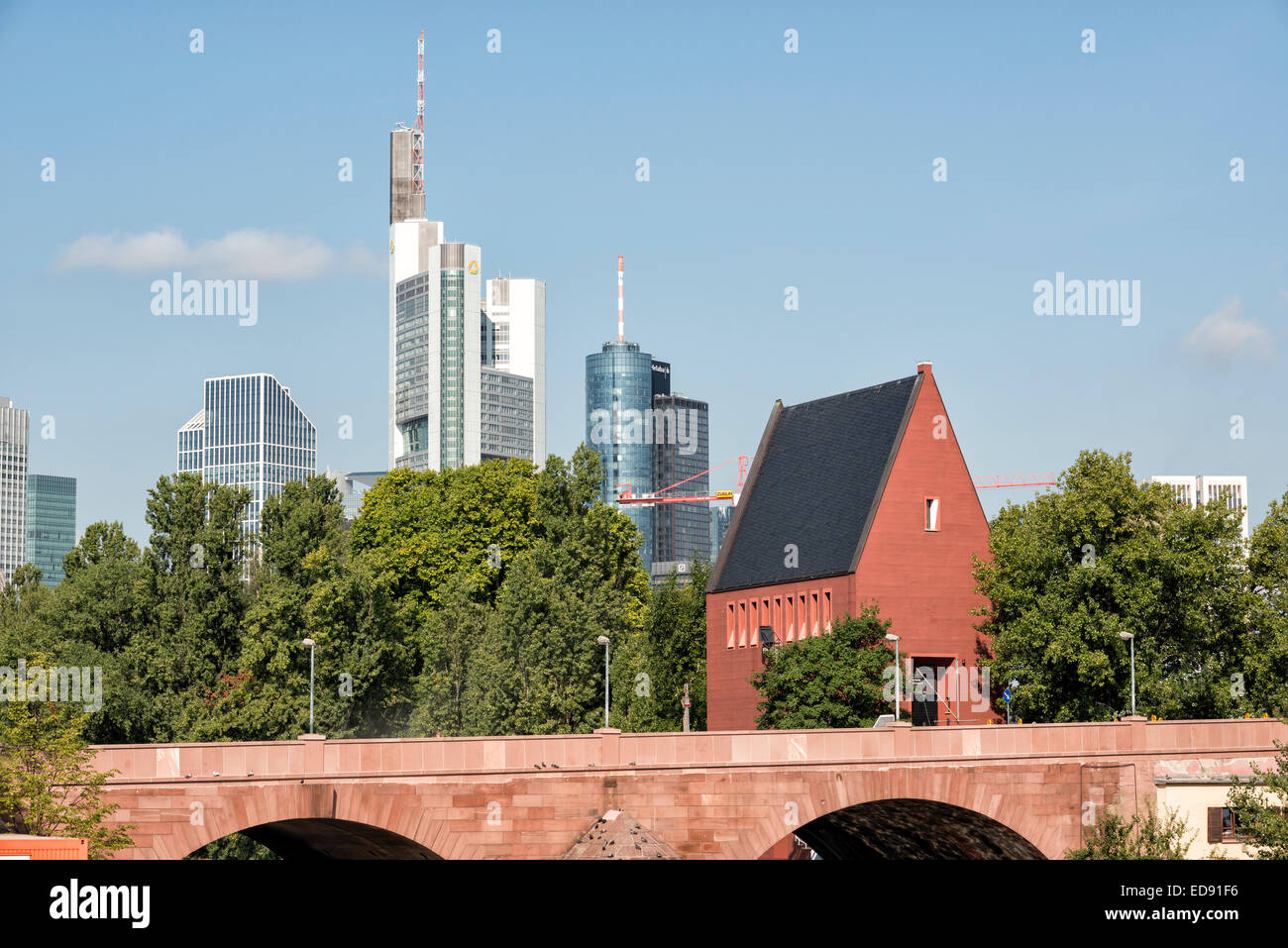 Francoforte, Germania, Hesse, skyline del centro di Francoforte con il Portikus sulle alte Bruecke Foto Stock