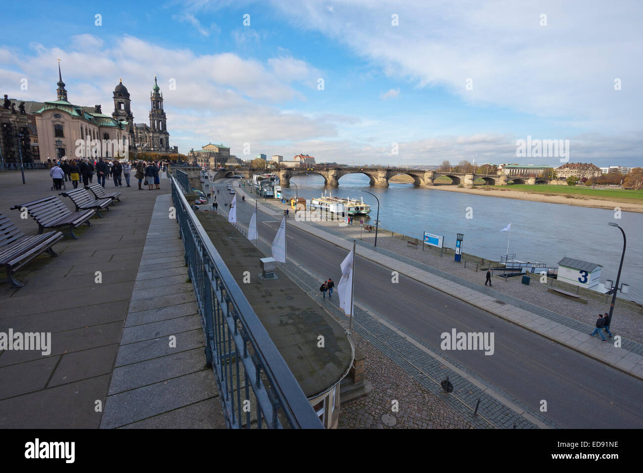 Il La Terrazza di Brühl con la Hofkirche, l'Opera House e il agosto's Bridge Foto Stock