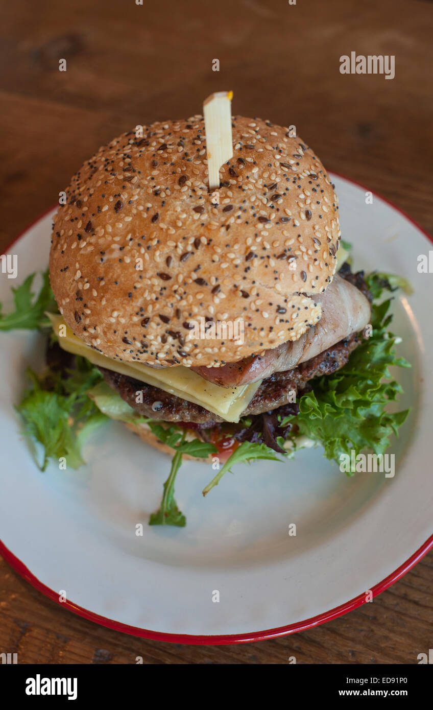 Australian hamburger con "La Partita" (lattuga, pomodoro, cipolla, formaggio, pancetta, uova fritte e barbabietole) servita su un seminate bun. Foto Stock