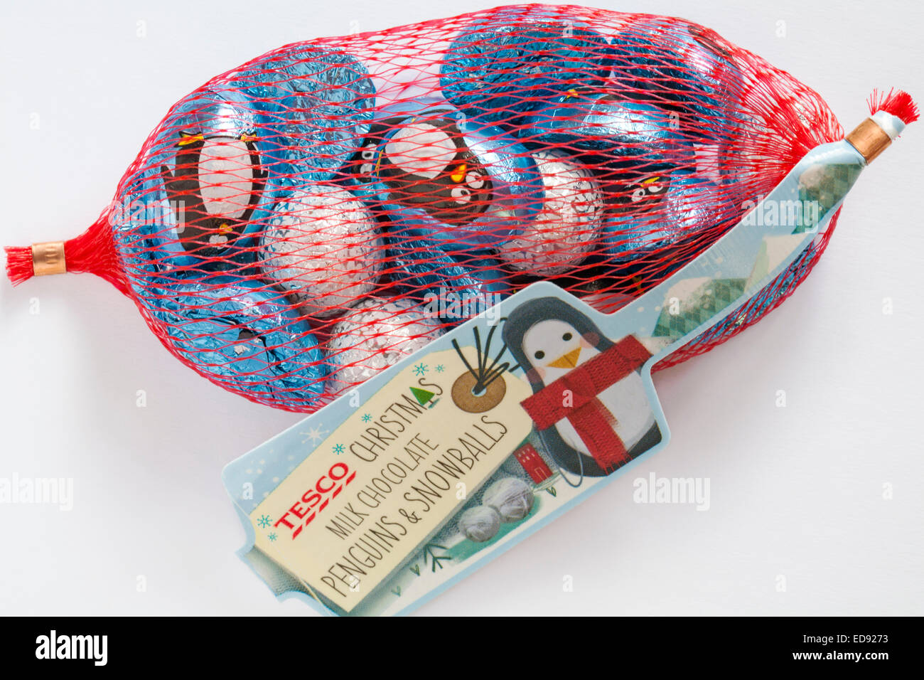Tesco Natale cioccolato al latte pinguini & Snowballs in net pronto per il set di Natale su sfondo bianco Foto Stock