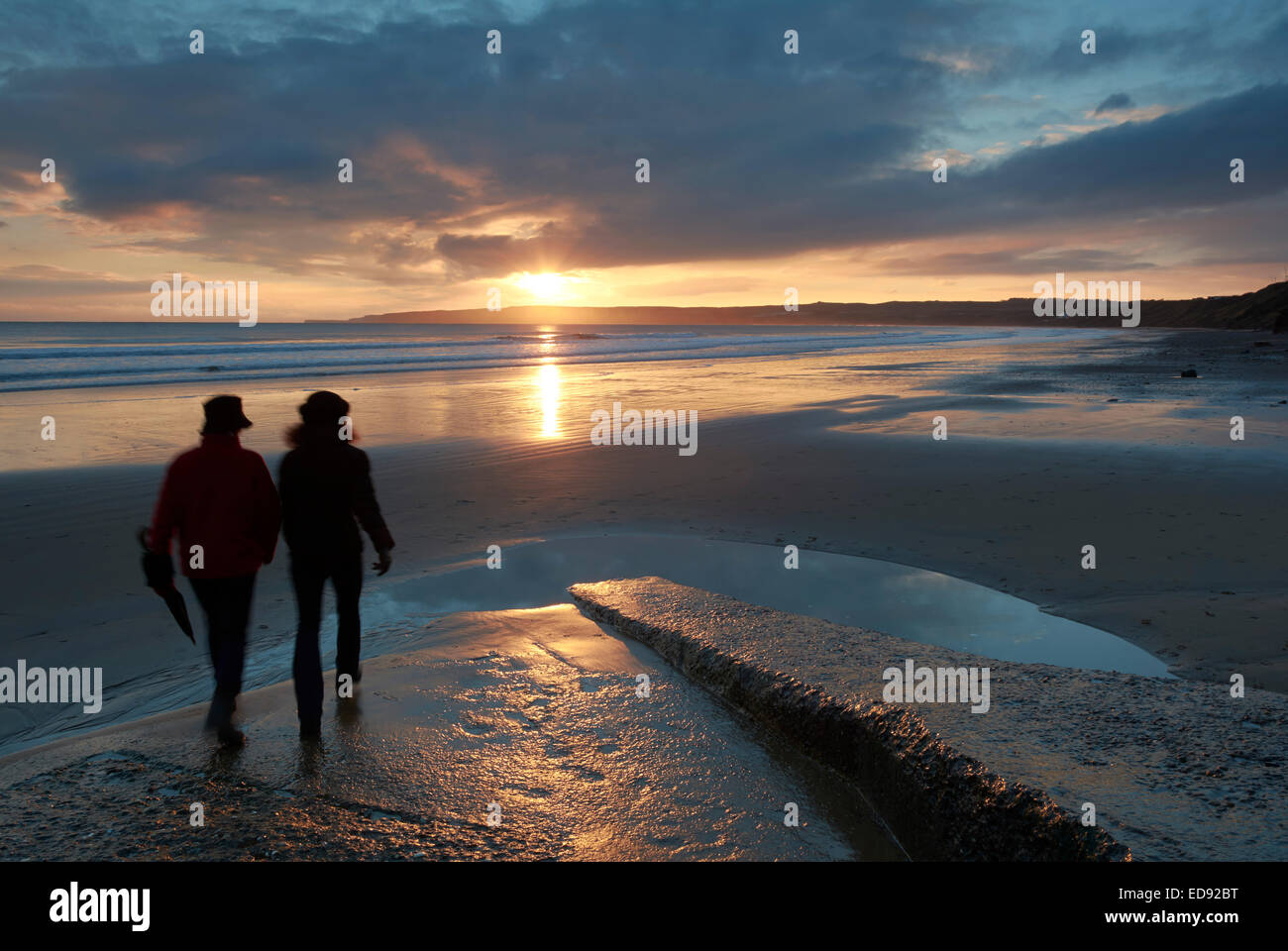 Tramonto sulla spiaggia a Filey Bay - Yorkshire, Inghilterra, Regno Unito Foto Stock