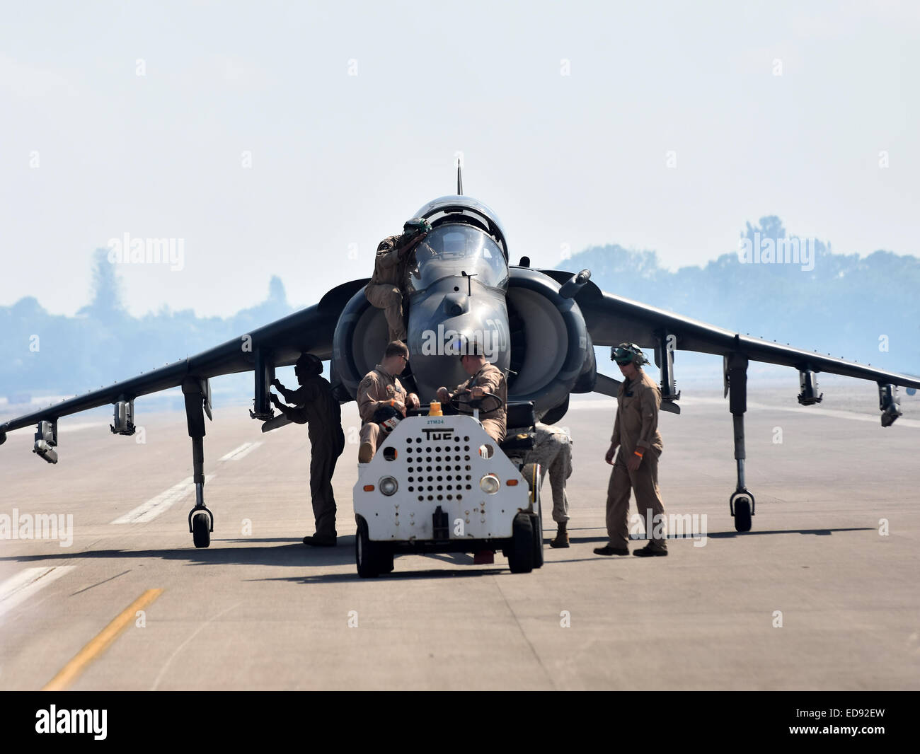 STUART - 1 Novembre 2014: gli equipaggi ci guida Marines Harrier jetfighter su una pista di Stuart, Florida. AV-8 Harrier. Foto Stock