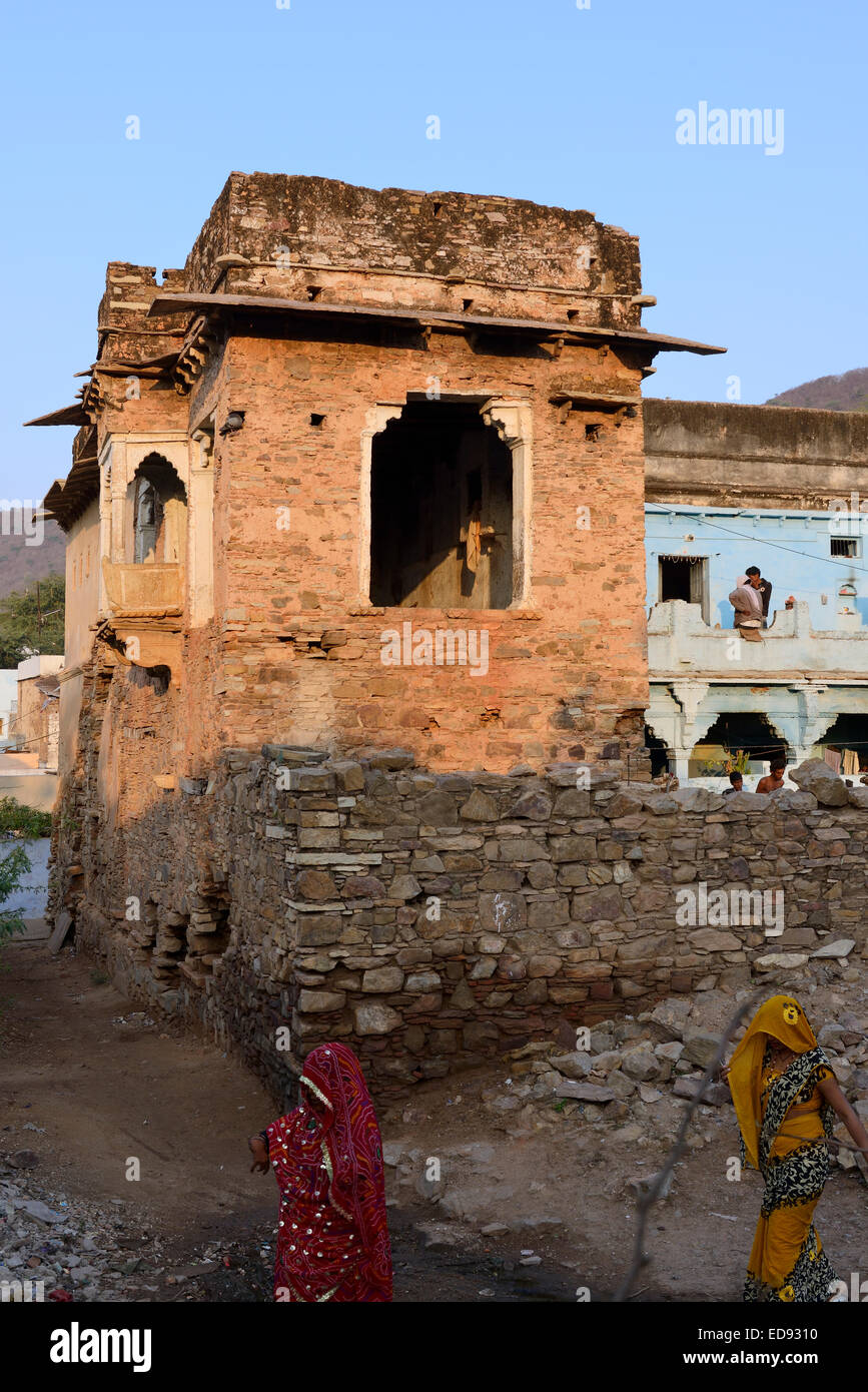 India Rajasthan, regione di Mewar, Bundi village, l'atmosfera di una vecchia casa, le donne indossano sari Foto Stock