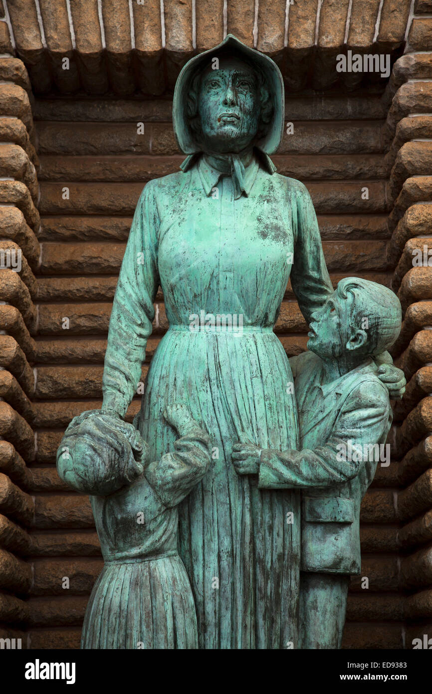 Statua di Voortrekker donna e bambini da Anton van Wouw presso il Monumento Voortrekker a Pretoria Gauteng, Sud Africa, Foto Stock