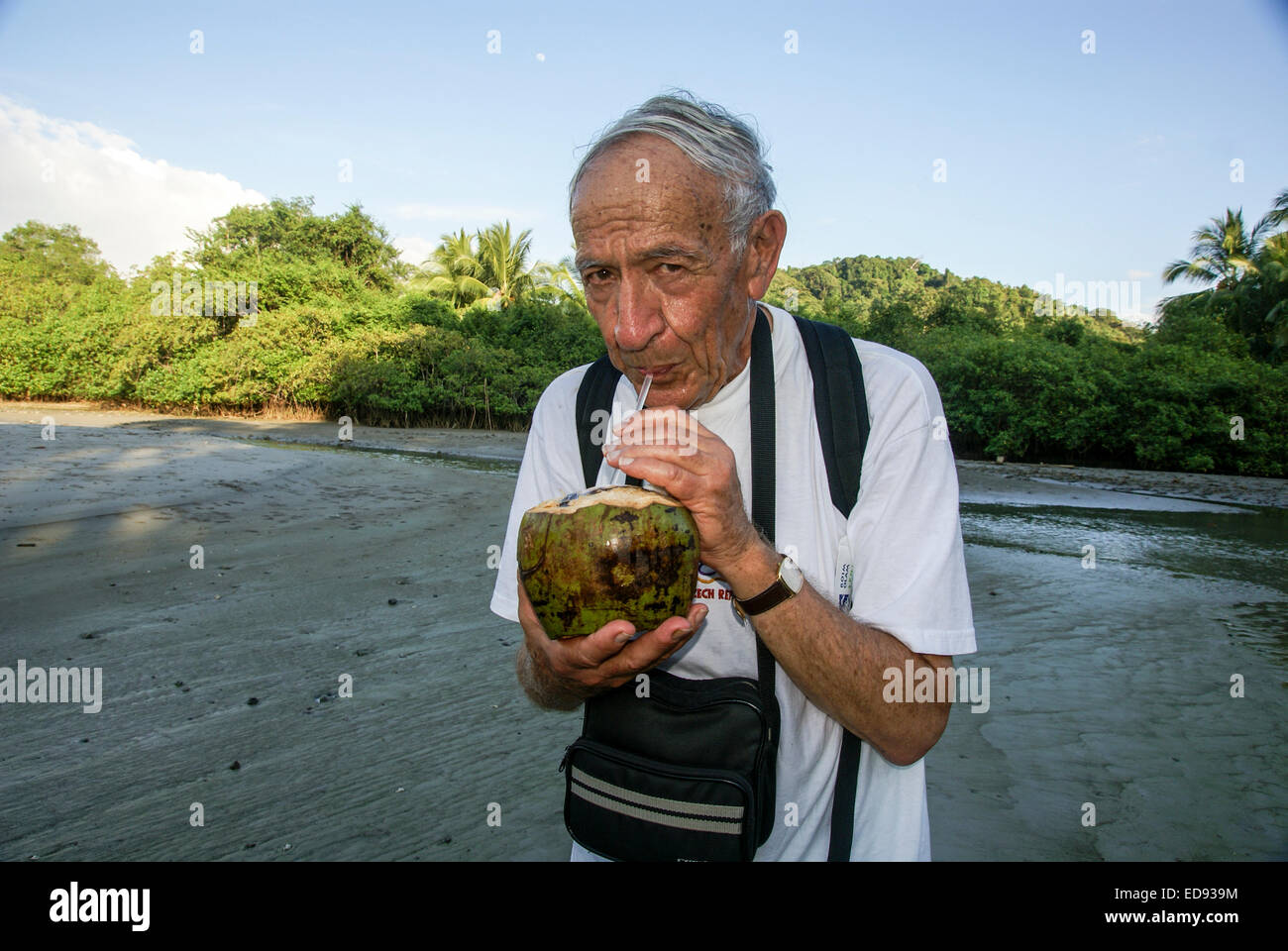 Turismo maturo di bere succo di cocco Costa Rica Modello rilasciato Foto Stock