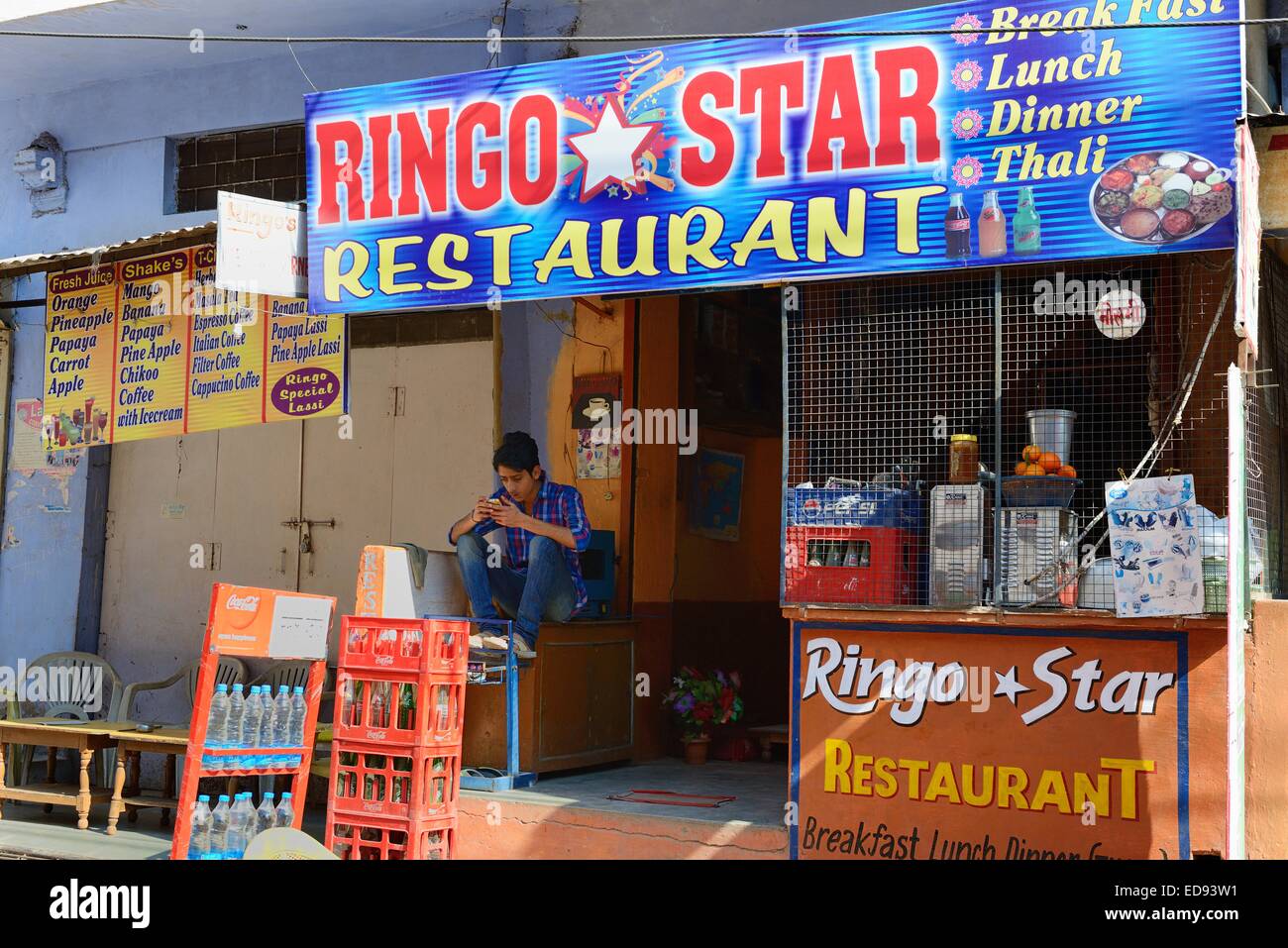 India Rajasthan, regione di Mewar, Bundi village, facciata del Ringo Star restaurant Foto Stock