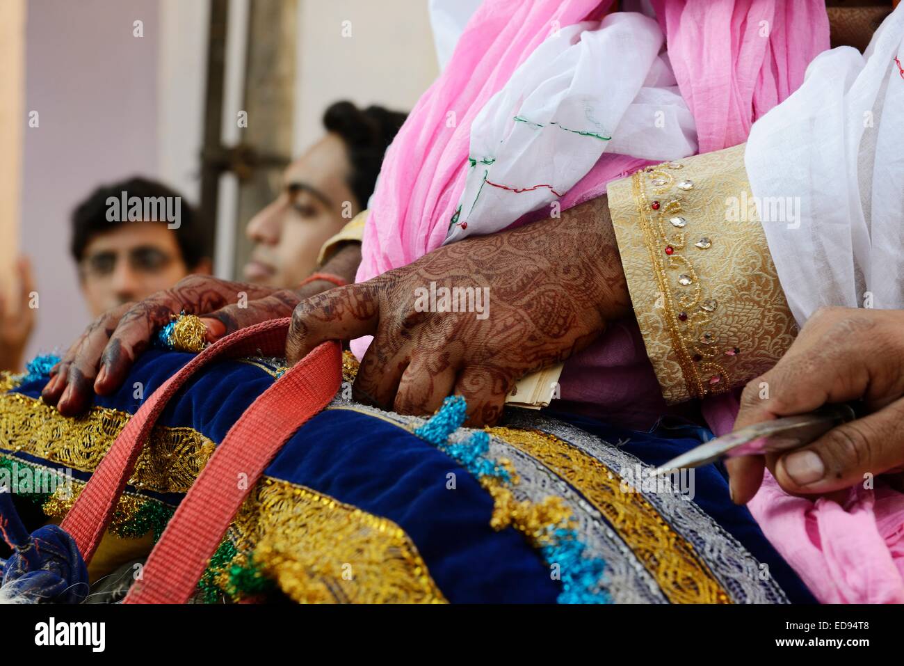 India Rajasthan, Mewar regione, città di Bundi, al marito la processione a cavallo per unirsi a sua moglie futura, dettaglio della mano Foto Stock
