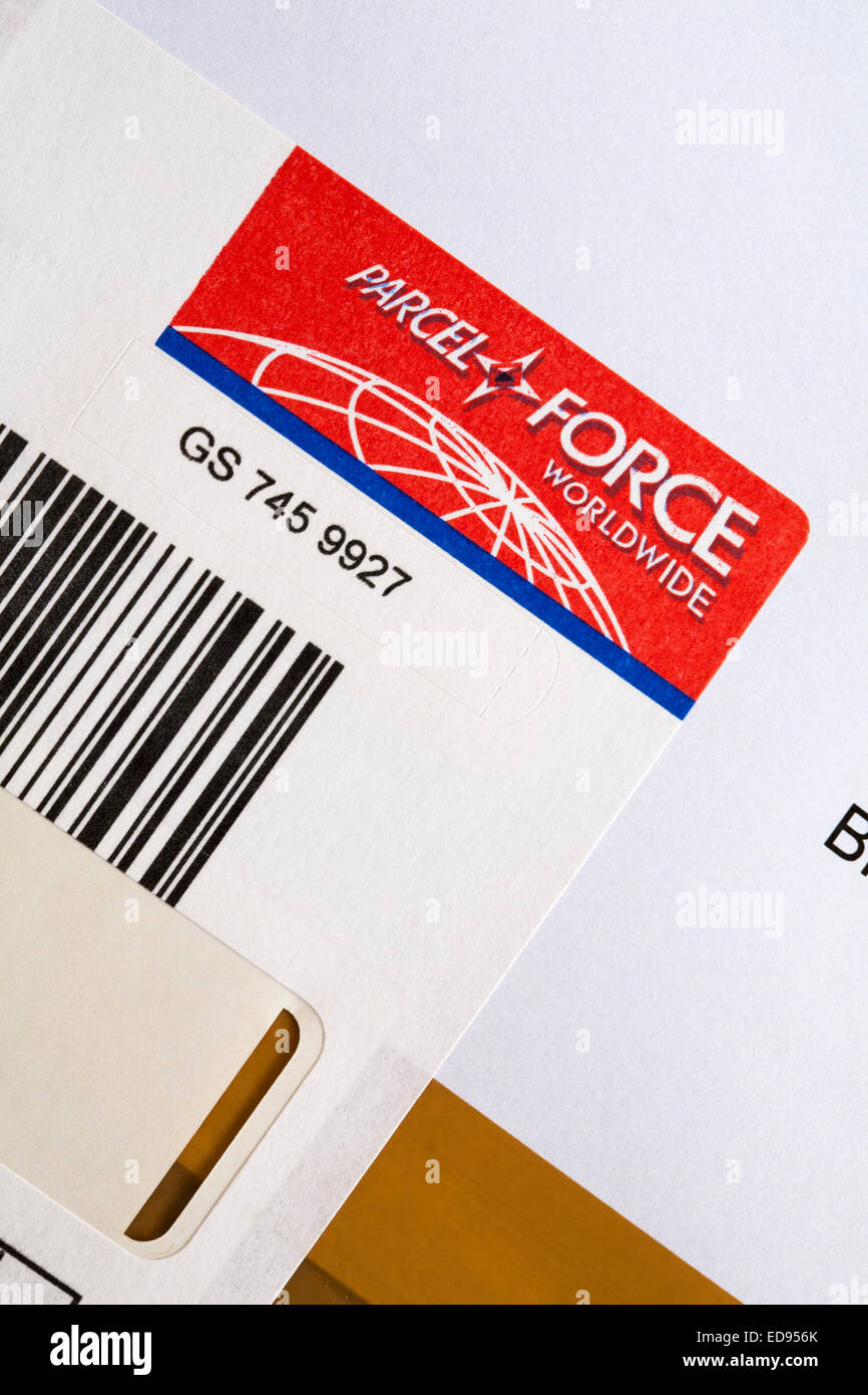 Etichetta incollata sul pacco da forza di pacchi in tutto il mondo Foto Stock