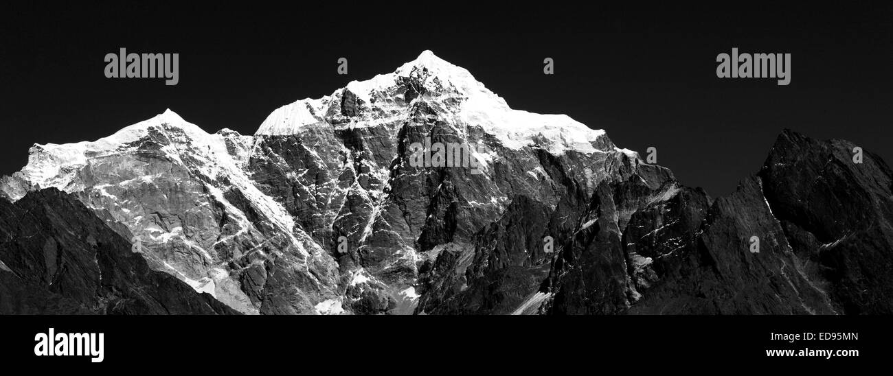 Snow capped Tabouche picchi di montagna, sul campo base Everest trek, Himalaya, Sito Patrimonio Mondiale dell'UNESCO, Sagarmatha Foto Stock