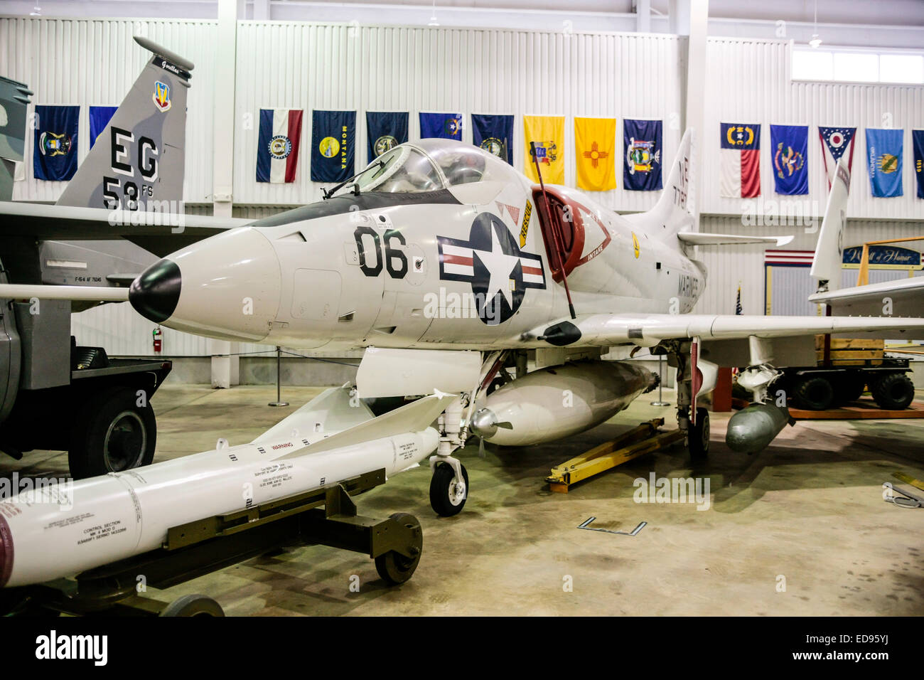 Un A-4C Skyhawk supporto a base Naval Fighter piano in corrispondenza della USS Alabama Memorial Park in Mobile Foto Stock