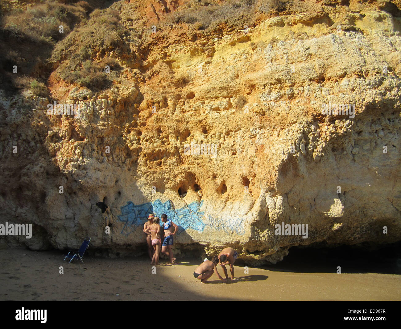 Praia de luz algarve portogallo spiaggia sun bagnanti turisti rocce graffiti Foto Stock