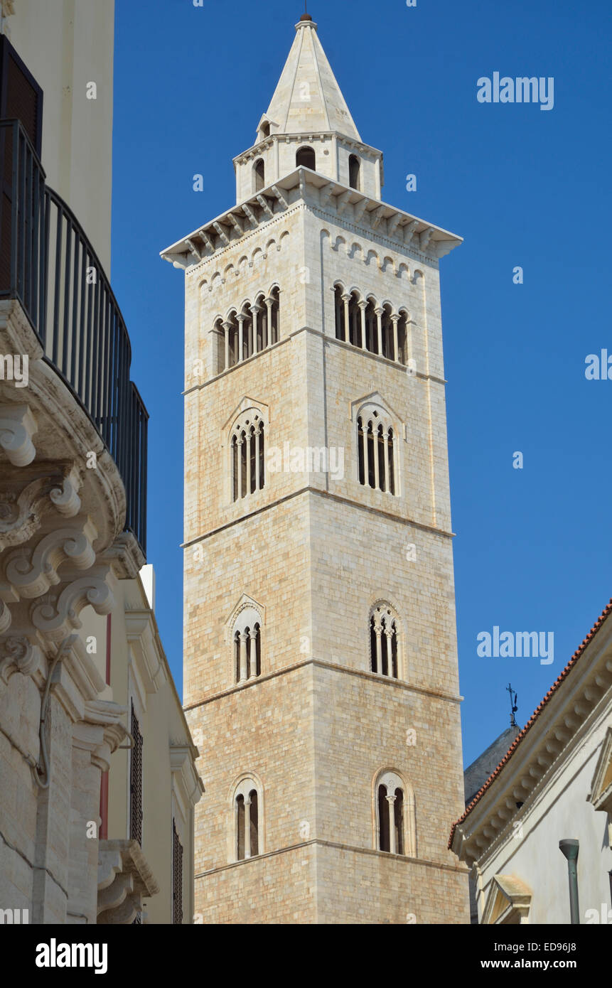 Campanile, la Chiesa Cattedrale di San Nicola Pellegrino, Trani, Puglia, Italia, Europa. Foto Stock