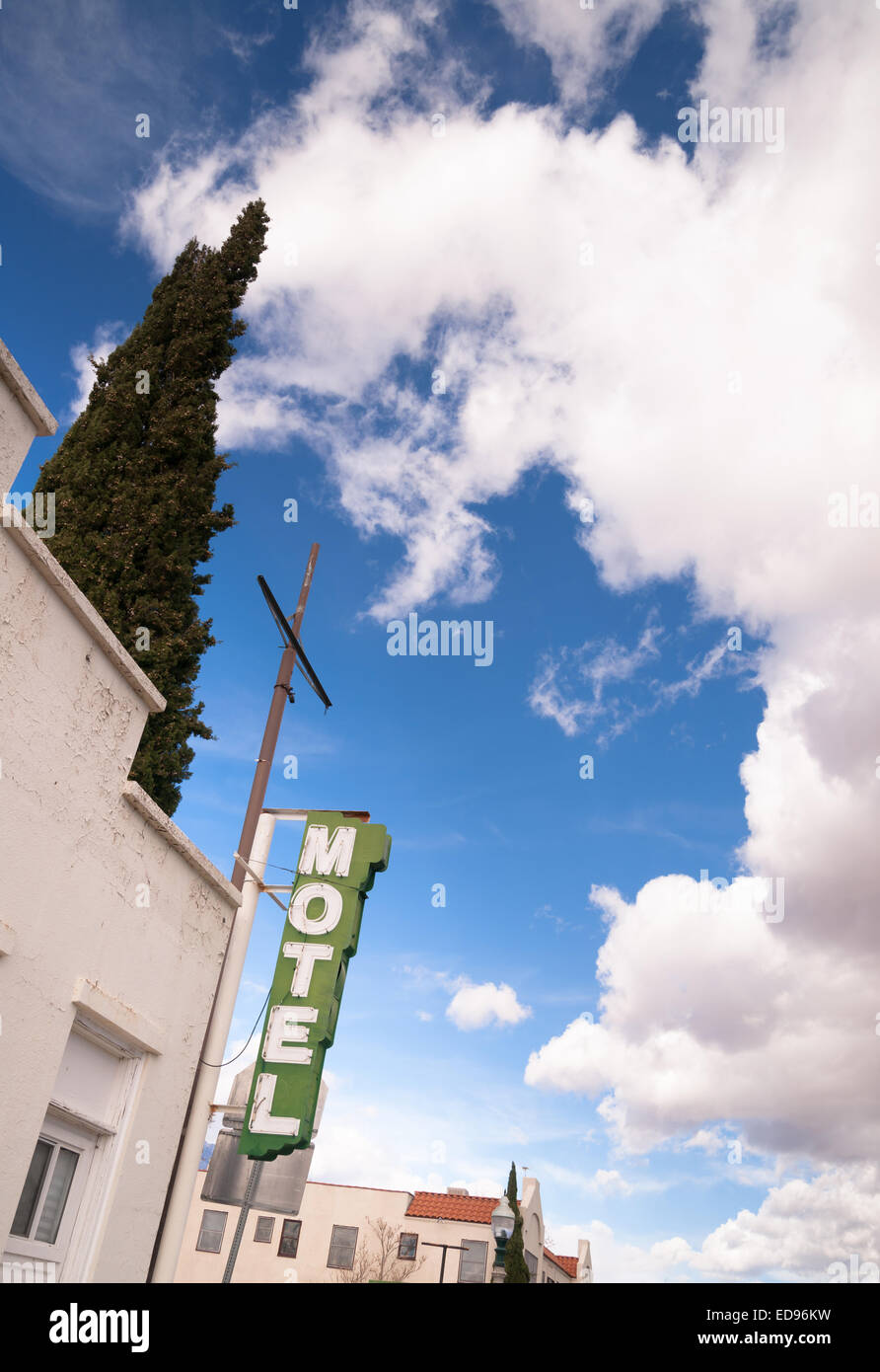 Si tratta di un chiaro cielo blu giorno sulla strada principale in questo motel town Foto Stock