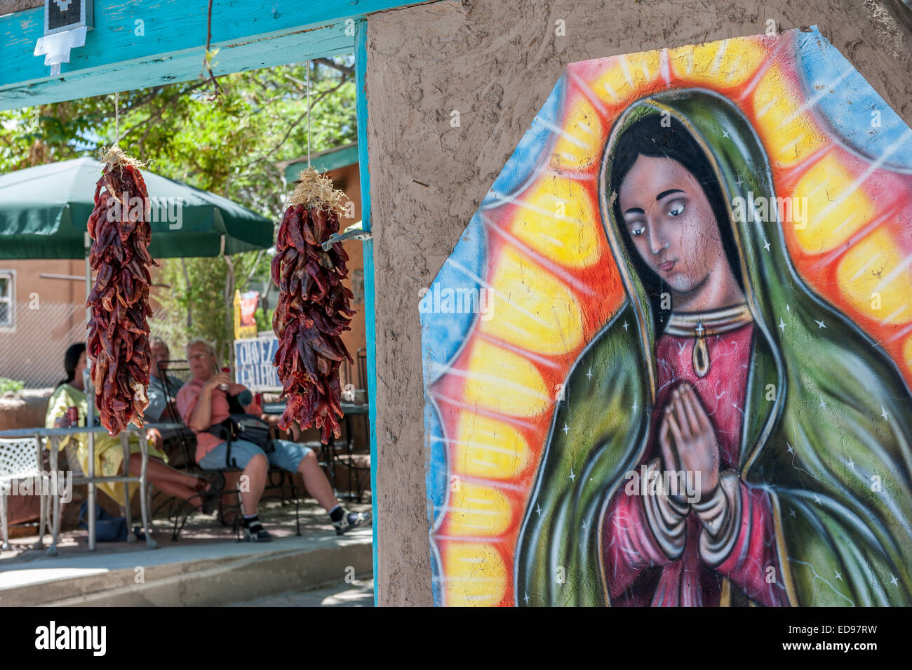 Murale della Vergine di Guadalupe adorna la parete esterna di un ristorante. Chimayo. Nuovo Messico, STATI UNITI D'AMERICA Foto Stock