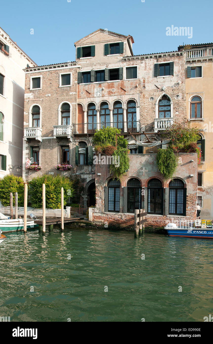 Affascinante vecchio edificio tradizionale casa palazzo con fiori e nei cestini appesi vicino Rialto sul Canal Grande Venezia Italia GRA Foto Stock